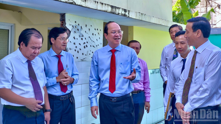Bí thư Tỉnh ủy Cà Mau Nguyễn Hồ Hải (đứng giữa) khảo sát việc cải tạo, nâng cấp khu nhà vệ sinh tại Trường Tiểu học Hòa Bình A, xã Hòa Bình ndo_br_de-an-19-8169.jpg