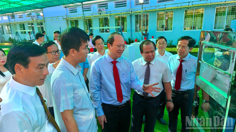 Lãnh đạo tỉnh Cà Mau khảo sát hệ thống nước sạch tại Trường Tiểu học Hòa Bình A, xã Hòa Bình ndo_br_de-an-17-4062.jpg