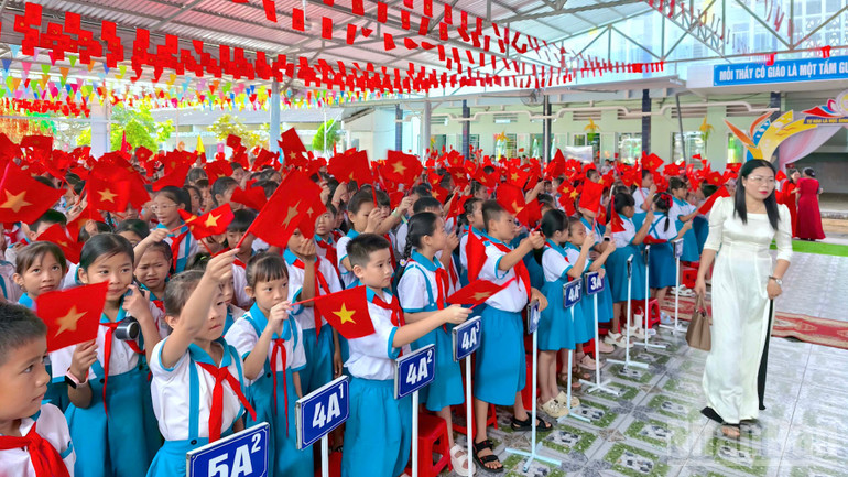 Các em học sinh Trường Tiểu học Hòa Bình A (xã Hòa Bình, tỉnh Cà Mau) vui mừng khi được tỉnh Cà Mau chọn làm điểm đầu tiên để mở đầu triển khai đề án. ndo_br_de-an-2-1310.jpg
