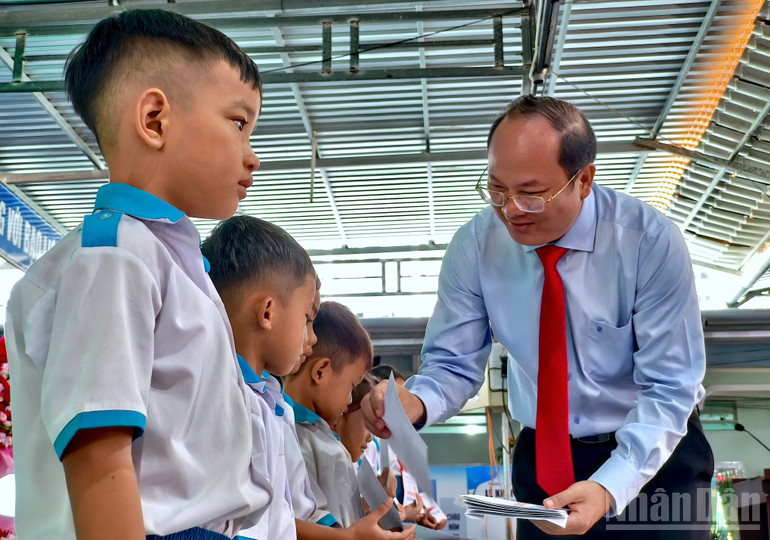 Bí thư Tỉnh ủy Cà Mau Nguyễn Hồ Hải (bìa phải) trao 20 suất học bổng cho học sinh Trường Tiểu học Hòa Bình A nhân lễ phát động triển khai đề án. ndo_br_de-an-12.jpg