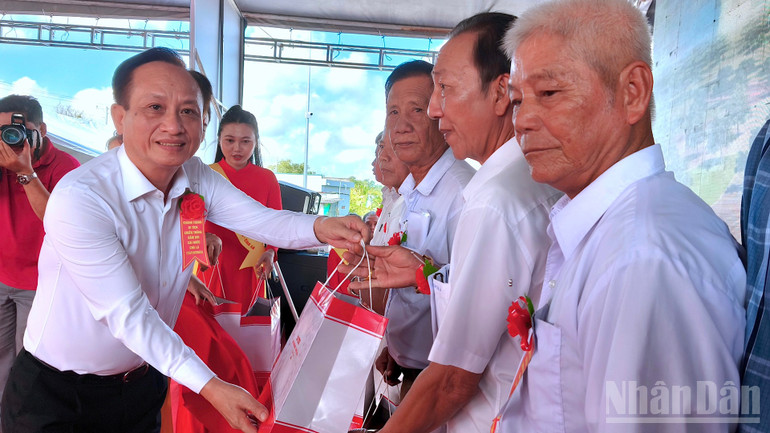 Phó Bí thư Tỉnh ủy, Chủ tịch Hội đồng nhân dân tỉnh Phạm Văn Thiều (bìa trái) tặng quà cho các nhân chứng lịch sử tại buổi lễ. ndo_br_cha-la-8-3491.jpg