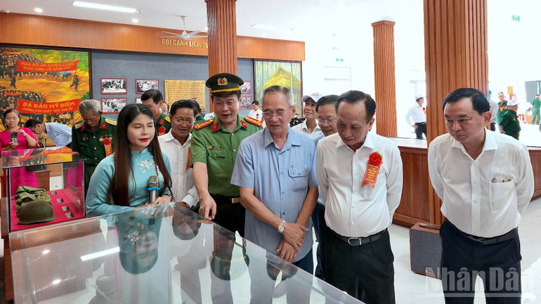Lãnh đạo tỉnh Cà Mau tham quan không gian trưng bày trong nhà truyền thống của Di tích lịch sử Chiến thắng Đầm Dơi-Cái Nước-Chà Là. ndo_br_cha-la-3-9305.jpg