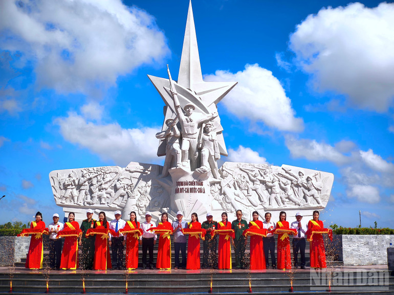 Lãnh đạo tỉnh Cà Mau thực hiện nghi thức khánh thành Di tích lịch sử Chiến thắng Đầm Dơi-Cái Nước-Chà Là. ndo_br_cha-la-5.jpg