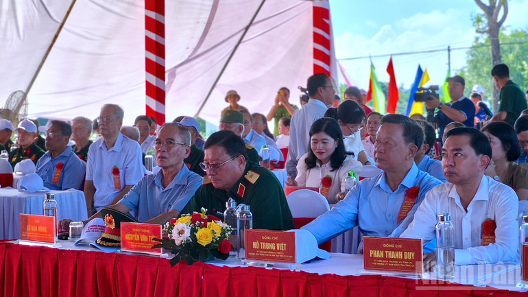 Đông đảo lãnh đạo tỉnh Cà Mau và nhân dân địa phương đến tham dự lễ khánh thành Di tích chiến thắng Đầm Dơi-Cái Nước-Chà Là. ndo_br_cha-la-10-9475.jpg