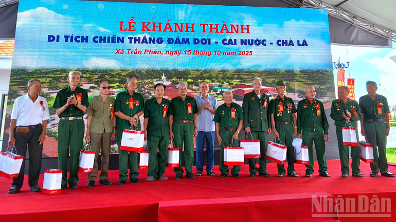 Ủy viên Trung ương Đảng, Trưởng Đoàn Đại biểu Quốc hội tỉnh Cà Mau Lữ Văn Hùng (giữa) tặng quà cho các nhân chứng lịch sử tại buổi lễ khánh thành. ndo_br_cha-la-9-2825.jpg
