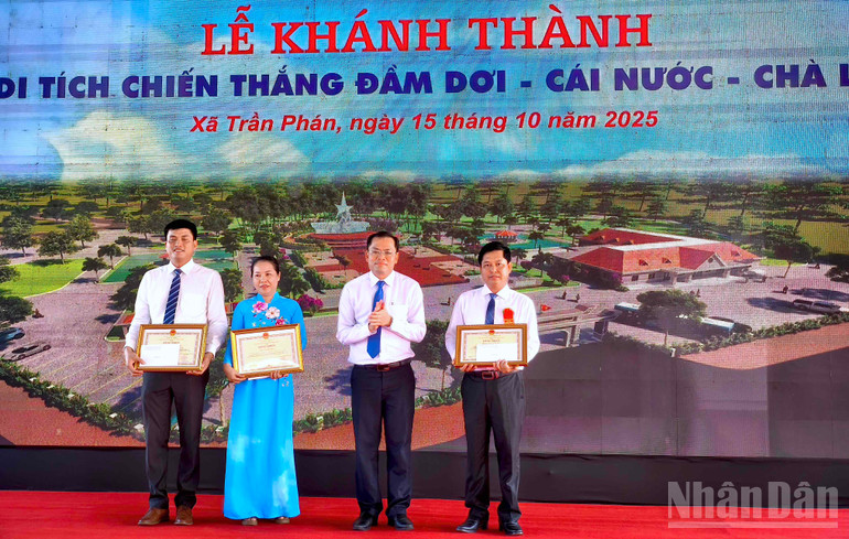 Phó Chủ tịch Ủy ban nhân dân tỉnh Ngô Vũ Thăng (thứ 2 từ phải qua) tặng Bằng khen của Chủ tịch Ủy ban nhân dân tỉnh cho các đơn vị tham gia thực hiện dự án. ndo_br_cha-la-6.jpg