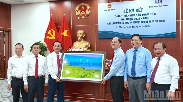 Lãnh đạo Tỉnh ủy, Ủy ban nhân dân tỉnh Cà Mau (bên phải) tặng tranh lưu niệm tại buổi ký kết hợp tác toàn diện với Đại học Kinh tế Thành phố Hồ Chí Minh. ndo_br_kk-14-6878.jpg