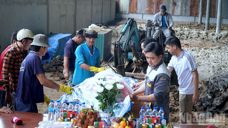 Công nhân nhà xưởng tại Khánh An thực hiện nghi thức ma chay, chôn cất cho con cá heo đi lạc đã chết. ndo_br_ca-3-1860.jpg