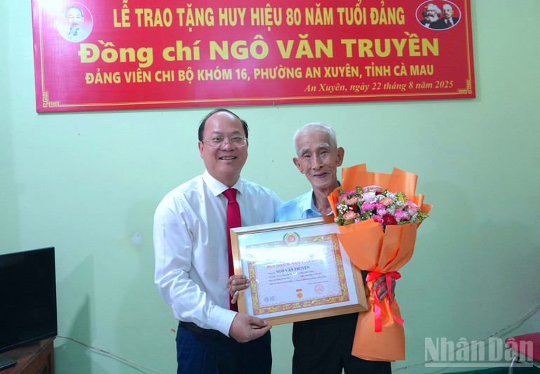 Bí thư Tỉnh ủy Cà Mau Nguyễn Hồ Hải (bìa trái) trao Huy hiệu 80 năm tuổi Đảng cho đảng viên Ngô Văn Truyền. ndo_br_huy-hieu-2.jpg