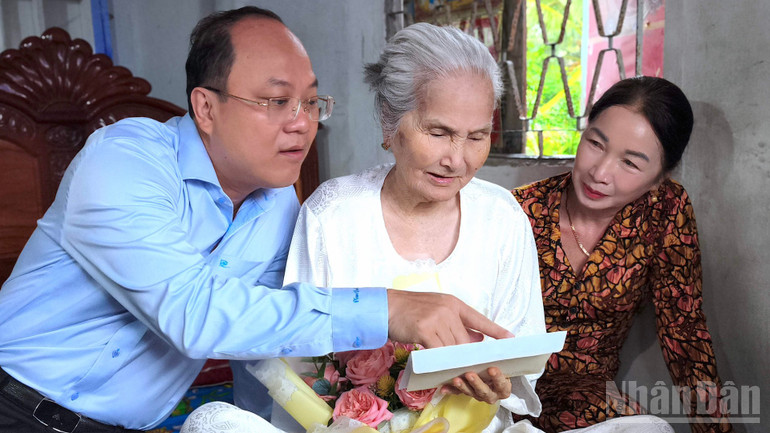 Bí thư Tỉnh ủy Cà Mau Nguyễn Hồ Hải (bìa trái) tặng quà gia đình Mẹ Việt Nam anh hùng trên địa bàn xã Trần Văn Thời, tỉnh Cà Mau. ndo_br_huy-hieu-4-6386.jpg