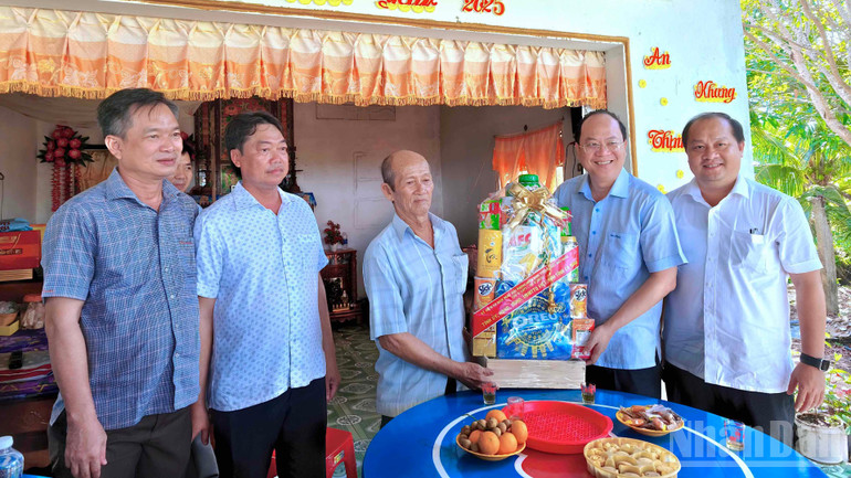 Bí thư Tỉnh ủy Nguyễn Hồ Hải (thứ 2 từ phải qua) trao tặng quà cho gia đình chính sách trên địa bàn xã Phú Mỹ, tỉnh Cà Mau. ndo_br_huy-hieu-3-3685.jpg