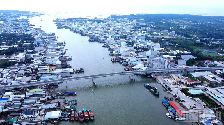 Chính quyền tỉnh Cà Mau đang ưu tiên nguồn lực phát triển vùng ven biển. Trong ảnh là một góc miền biển Sông Đốc sầm uất ở phía tây tỉnh Cà Mau. ndo_br_ubnd-4-6450.jpg