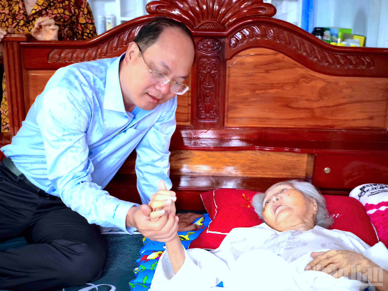 Bí thư Tỉnh ủy Cà Mau đến thăm gia đình Mẹ Việt Nam anh hùng trên địa bàn xã Trần Văn Thời, tỉnh Cà Mau. ndo_br_huy-hieu-5.jpg