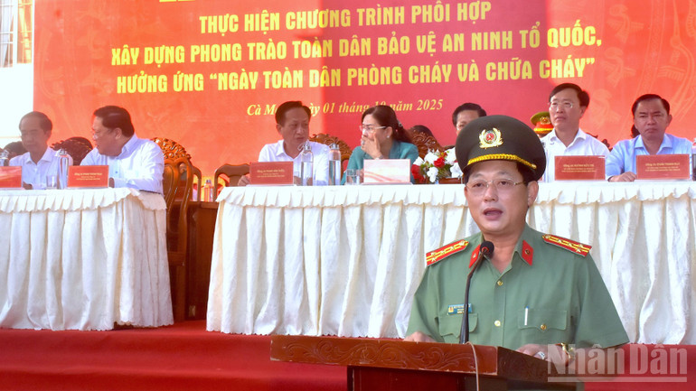 Đại tá Nguyễn Phúc Cường, Phó Giám đốc Công an tỉnh báo cáo sơ kết 2 năm thực hiện chương trình phối hợp. ndo_br_antt-3-2221.jpg