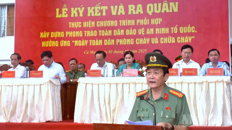 Đại tá Hồ Việt Triều, Ủy viên Ban Thường vụ Tỉnh ủy, Giám đốc Công an tỉnh Cà Mau tiếp thu ý kiến chỉ đạo và phát lệnh ra quân. ndo_br_antt-7-6416.jpg