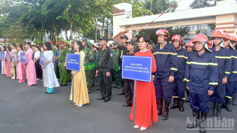 Cán bộ, chiến sĩ và đông đảo công chức, viên chức, đoàn viên, hội viên, chức sắc, người có uy tín trên địa bàn tỉnh tham dự buổi lễ. ndo_br_antt-1-2780.jpg