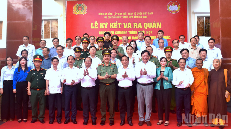 Các đại biểu lãnh đạo và cán bộ chủ chốt tỉnh Cà Mau chụp ảnh lưu niệm tại lễ ký kết công tác phối hợp. ndo_br_antt-8-7708.jpg