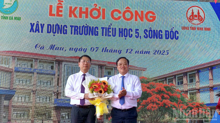 Huynh Quoc Viet, membro suplente do Comitê Central do Partido e Secretário Adjunto Permanente do Comitê Provincial do Partido em Ca Mau, ofereceu flores em agradecimento ao camarada Tran Song Tung, Vice-Presidente Permanente do Comitê Popular Provincial de Ninh Binh. ndo_br_khoi-cong-9-6871.jpg