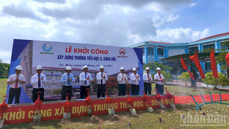 Líderes das províncias de Ca Mau e Ninh Binh, juntamente com o Comitê do Partido e o governo da comuna de Song Doc, realizaram a cerimônia de lançamento da pedra fundamental. ndo_br_khoi-cong-6-960-7504.jpg