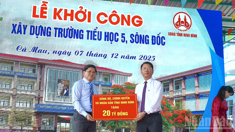 O vice-presidente do Comitê Popular Provincial de Ca Mau, Le Van Su, representou a província para receber apoio da província de Ninh Binh. ndo_br_khoi-cong-10-2264.jpg