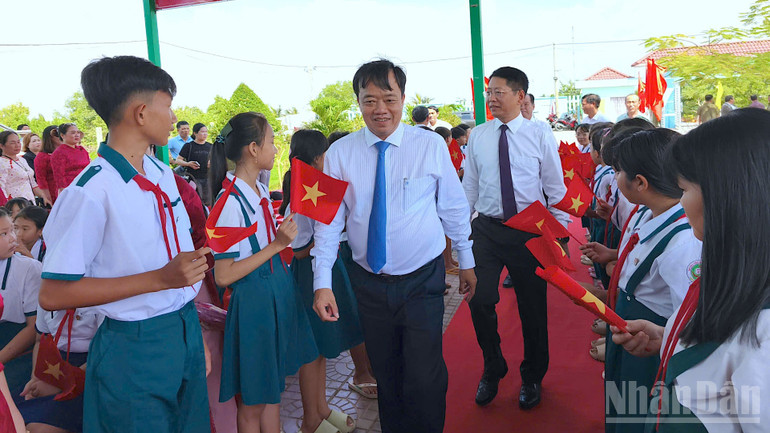 Líderes das províncias de Ca Mau e Ninh Binh participaram da cerimônia de inauguração, em meio à alegria dos estudantes. ndo_br_khoi-cong-1-8247.jpg