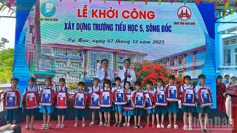 Líderes das províncias de Ca Mau e Ninh Binh presentearam os alunos que superaram dificuldades para estudar na Escola Primária Song Doc 5. ndo_br_khoi-cong-8-6218.jpg
