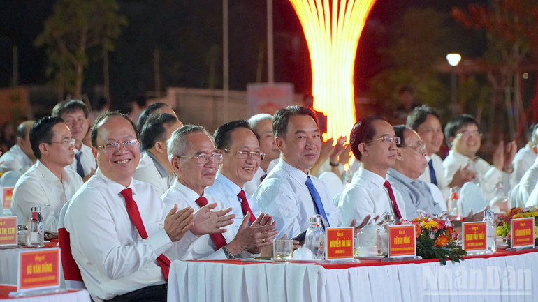 Ledare från Ca Mau-provinsen deltog vid bryggan vid Phan Ngoc Hien-torget, An Xuyen-distriktet, Ca Mau-provinsen. ndo_br_ky-niem-5-8911-4853.jpg