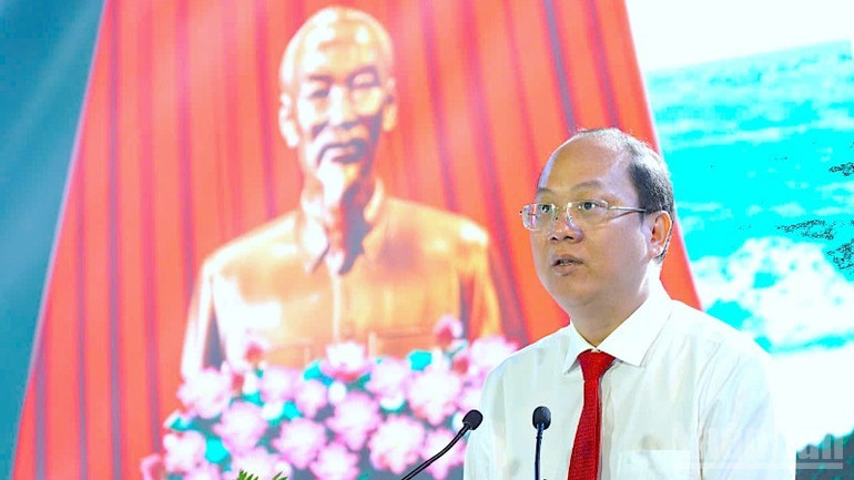 Nguyen Ho Hai, sekreterare för Ca Maus provinsiella partikommitté, granskade Hon Khoai-upprorets heroiska historia för 85 år sedan. ndo_br_ky-niem-1-954-339-9855.jpg