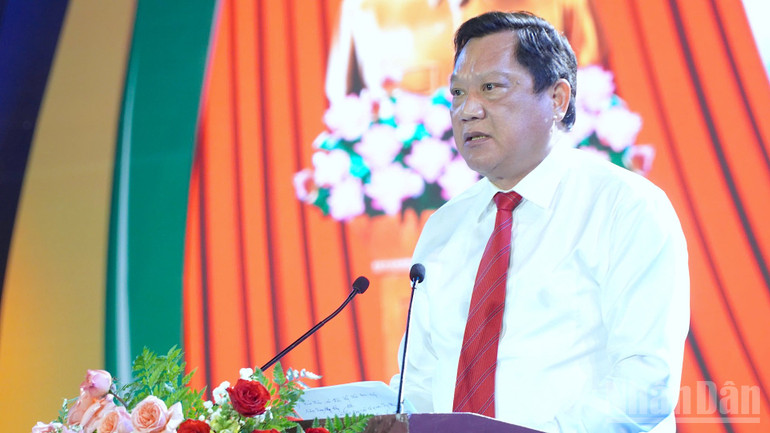 Vice ordförande för Ca Maus provinsiella folkkommitté, Lam Van Bi, höll ett tal vid ceremonin där han välkomnade 65-årsjubileet av vänortsbildningen Ca Mau-Ninh Binh. ndo_br_ky-niem-4-2047-656.jpg