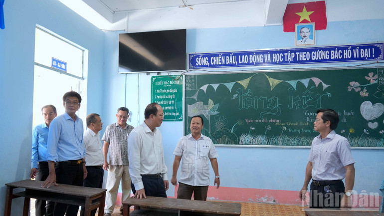 Bí thư Tỉnh ủy Cà Mau Nguyễn Hồ Hải (thứ 3 từ phải qua) kiểm tra cơ sở vật chất tại một Trường trên địa bàn xã Phước Long, tỉnh Cà Mau. ndo_br_gd-7-9116.jpg