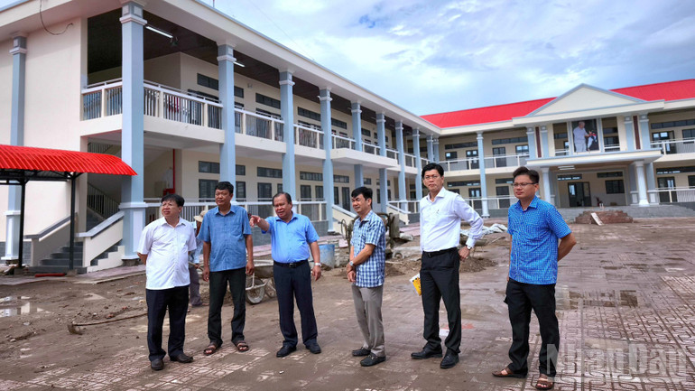 Phó Chủ tịch Ủy ban nhân dân tỉnh Cà Mau Nguyễn Minh Luân (chỉ tay) trò chuyện với Ban giám hiệu Trường THCS Định Bình. ndo_br_gd-2-9617.jpg