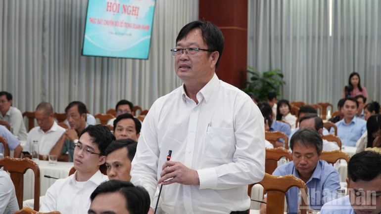 Đại diện Tập đoàn thủy sản Minh Phú tại Cà Mau đóng góp ý kiến về chuyển đổi số. ndo_br_chuyen-doi-so-3-6172.jpg