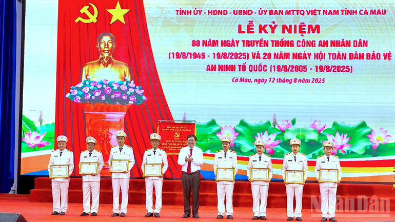 Chủ tịch Ủy ban nhân dân tỉnh Cà Mau Phạm Thành Ngại (giữa) tặng Bằng khen cho 8 cá nhân Công an tỉnh Cà Mau tại lễ kỷ niệm. ndo_br_chinh-tri-10-2364.jpg