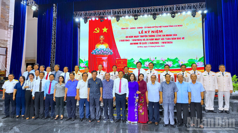 Lãnh đạo tỉnh Cà Mau chụp hình lưu niệm với Công an tỉnh Cà Mau và các lãnh đạo Công an tỉnh qua các thời kỳ. ndo_br_chinh-tri-8-403.jpg