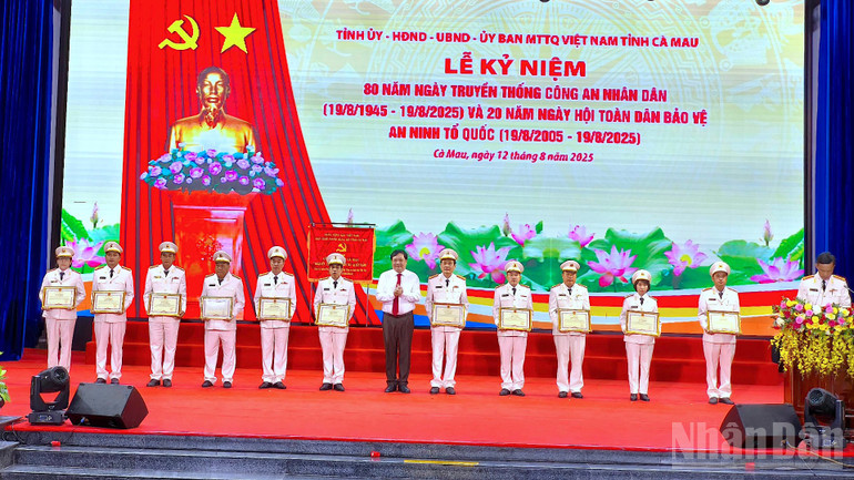 Chủ tịch Ủy ban nhân dân tỉnh Cà Mau Phạm Thành Ngại tặng Bằng khen cho 11 tập thể Công an tỉnh Cà Mau tại lễ kỷ niệm. ndo_br_chinh-tri-9-7884.jpg