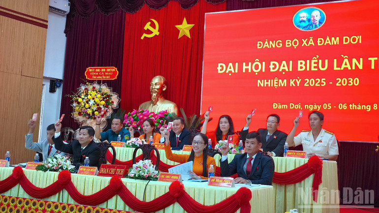 Biểu quyết thông qua các chỉ tiêu, nhiệm vụ, giải pháp… trong Nghị quyết nhiệm kỳ 2025-2030 của Đảng bộ xã Đầm Dơi. ndo_br_dd-6-9402.jpg