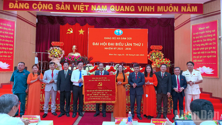 Đại diện lãnh đạo Tỉnh ủy Cà Mau tặng bức trướng mừng Đại hội đại biểu lần thứ nhất Đảng bộ xã Đầm Dơi, nhiệm kỳ 2025-2030. ndo_br_dd-7-3347.jpg