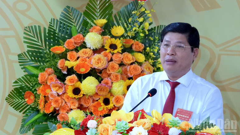 Chủ tịch Ủy ban nhân dân xã Tạ An Khương Lê Tấn Phát đọc dự thảo báo cáo chính trị trình đại hội tổng kết nhiệm kỳ 2020-2025. ndo_br_dd-7-4643.jpg