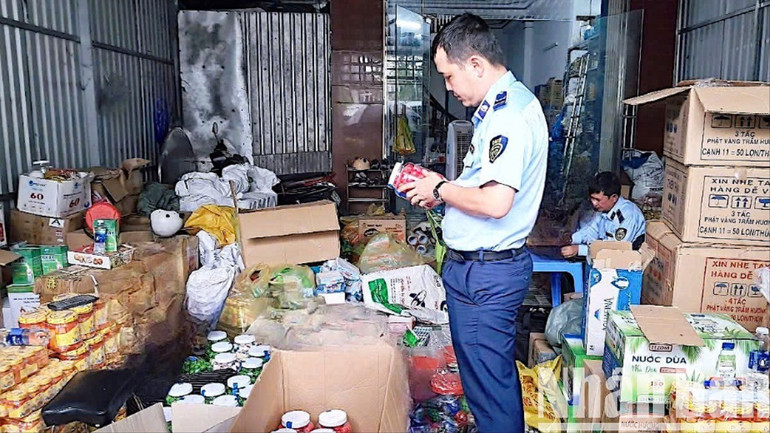 Lực lượng chức năng Cà Mau kiểm tra hàng hóa tại một điểm kinh doanh trên địa bàn thành phố Cà Mau, tỉnh Cà Mau. hang-gian-3-5143.jpg