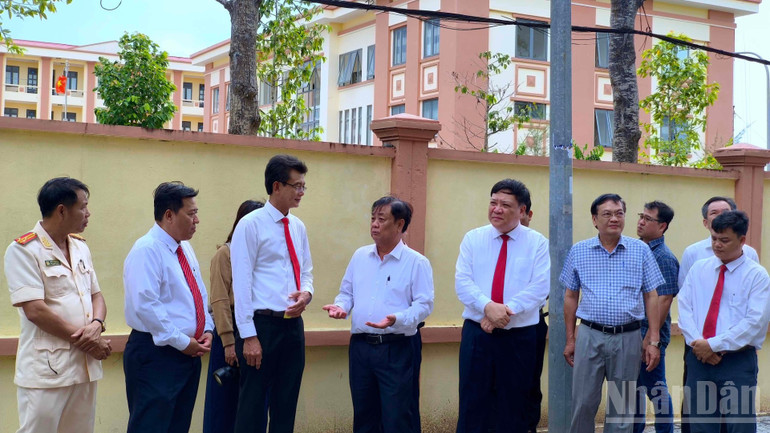 Phó Chủ tịch Quốc hội Lê Minh Hoan (giữa) trò chuyện với đội ngũ cán bộ chủ chốt xã Phước Long, tỉnh Cà Mau vào chiều 30/6. ndo_br_phuoc-long-2-4841.jpg