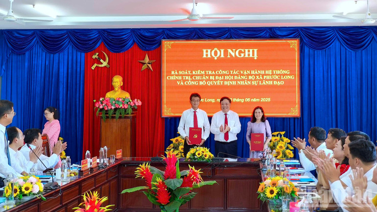 Chủ tịch Ủy ban nhân dân tỉnh Phạm Thành Ngại (giữa) trao quyết định của Tỉnh ủy Cà Mau về việc chỉ định Bí thư và Phó Bí thư Thường trực xã Phước Long vào chiều 30/6. ndo_br_phuoc-long-1-432.jpg