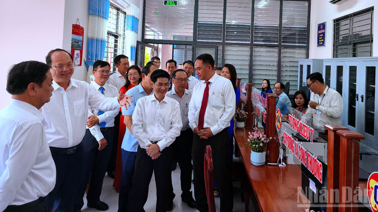 Bí thư Tỉnh ủy Cà Mau Nguyễn Hồ Hải (thứ 2 từ trái qua) giới thiệu với Phó Chủ tịch Quốc hội Lê Minh Hoan (bìa trái) về những mặt thuận lợi tại bộ phận một cửa phường Tân Thành. ndo_br_phuoc-long-6-5553.jpg