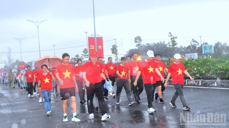 Bất chấp trời mưa, dòng người tại Cà Mau vẫn hiên ngang tiến về phía trước cùng cả nước bước vào kỷ nguyên mới. ndo_br_thanh-nien-5-9227.jpg