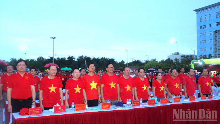 Chủ tịch Ủy ban nhân dân tỉnh Cà Mau Phạm Thành Ngại (bìa trái) cùng các sở ngành và nhân dân thực hiện nghi thức thượng cờ trực tuyến. ndo_br_thanh-nien-2-7335.jpg