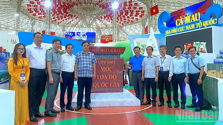 Đồng chí Hồ Trung Việt (áo thun xanh, trên cùng) tại không gian trưng bày thành tựu kinh tế-xã hội tỉnh Cà Mau trên đất Thủ đô vào tháng 9/2025. ndo_br_anh-7-7352-9869.jpg