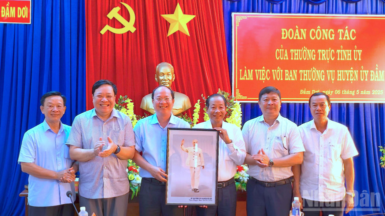 Đồng chí Hồ Trung Việt (bìa trái) cũng lãnh đạo Tỉnh ủy và Ủy ban nhân dân tỉnh Cà Mau tặng ảnh lưu niệm tập thể lãnh đạo huyện Đầm Dơi (cũ) vào tháng 6/2025. ndo_br_anh-8-3573-7690.jpg