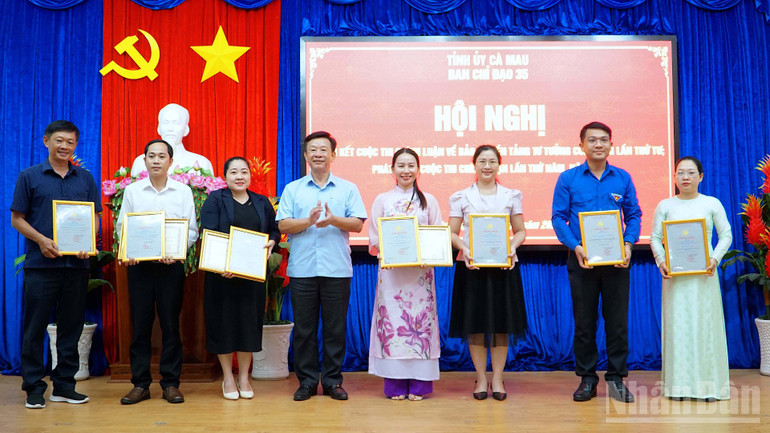 Đồng chí Hồ Trung Việt (giữa) trao tặng Bằng khen cho các tác giả đoạt giải cao trong cuộc thi bảo vệ nền tảng tư tưởng của Đảng. ndo_br_anh-6-9579-6297.jpg