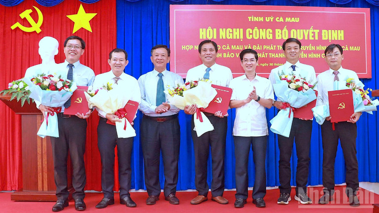 Đồng chí Hồ Trung Việt (thứ 3 từ trái qua) thay mặt Ban Thường vụ Tỉnh ủy trao quyết định bổ nhiệm nhân sự Báo và Đài ở Cà Mau trước khi hợp nhất tỉnh. ndo_br_anh-9-4983-5852.jpg
