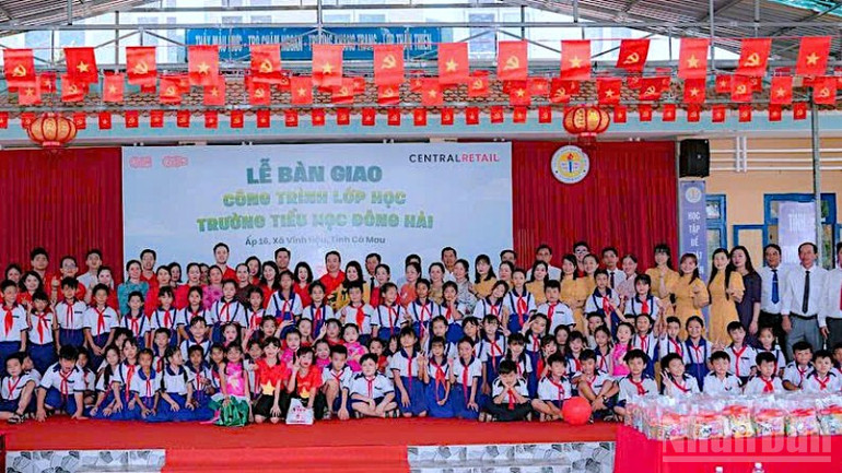Tại lễ bàn giao, các em học sinh Trường tiểu học Đông Hải còn được đơn vị tài trợ tặng nhiều phần quà ý nghĩa mừng Tết Trung thu sắp diễn ra. ndo_br_truong-hoc-2-3511.jpg