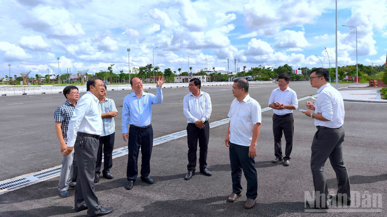Tại mặt tiền Trung tâm Hội nghị tỉnh Cà Mau, Bí thư Tỉnh ủy Cà Mau Nguyễn Hồ Hải (giơ tay) yêu cầu bổ sung thêm thông tin tuyên truyền trực quan về thời gian diễn ra đại hội. ndo_br_ktra-5-9685.jpg